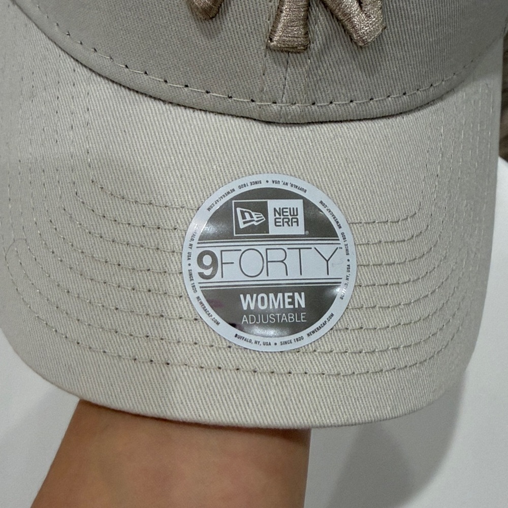 New Era Women Beige NY Yankees Cap with Metallic Embroidered Logo - Picture 2 of 7